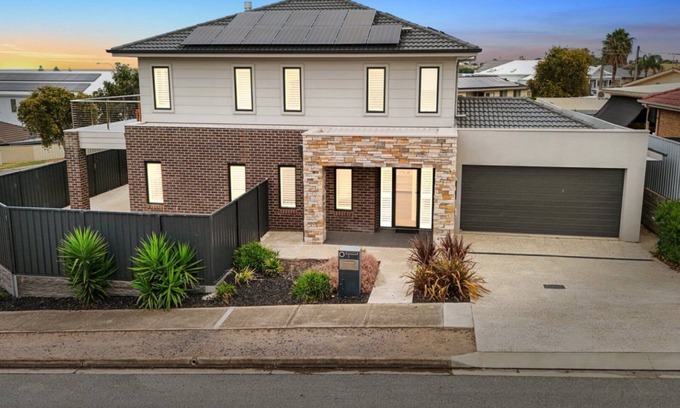 Christies Beach Casa | Sunrise to Sunset Getaway by Wine Coast Holidays