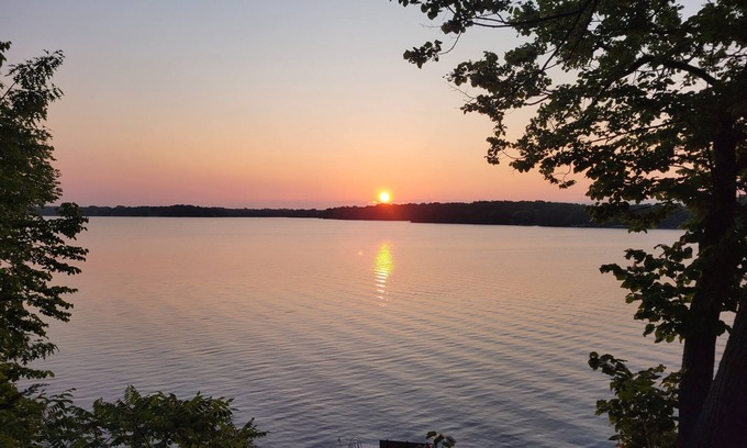 South Haven Cabina | Lakefront Log Cabin on Beautiful Lake Sylvia!