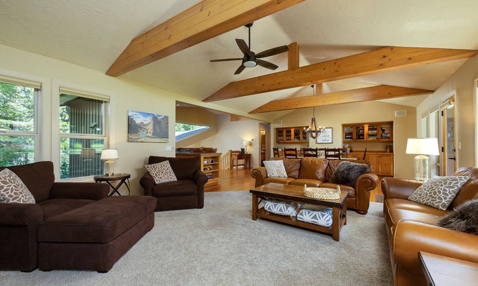 Sunriver Casa | 3 King Masters, sala de literas, SLEEPS 12, en 14th Green, pases SHARC, 4 camas / 4. 5 baños