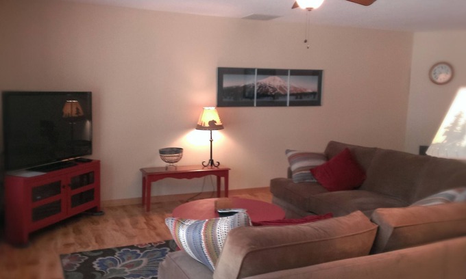 Mountain Village East Casa | Sunriver Home, 3BR / 2BA, bañera de hidromasaje, bicicletas *** Pases de natación SHARC ilimitados