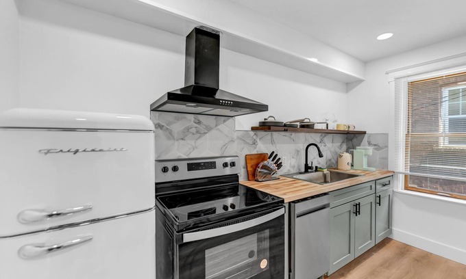 Downtown Niagara Falls Apartamento | Sunroom~ 500mbps ~record player ~Office ~Keurig