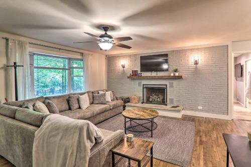 Locust Lake Village Casa | Sunroom, Fire Pit and Sauna Lake Locust Village Gem