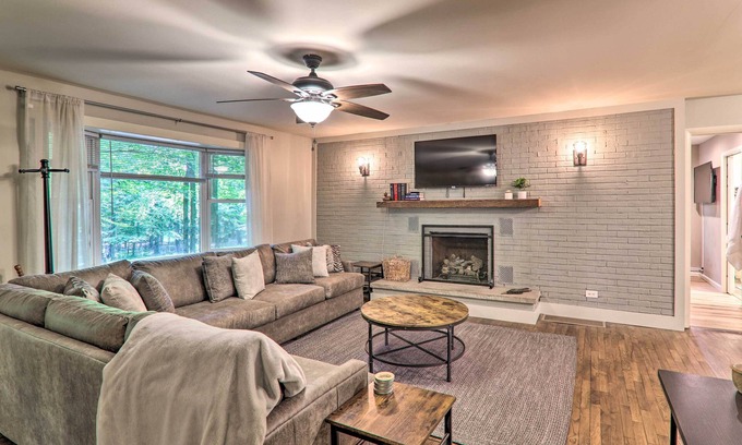 Locust Lake Village Cabina | Sunroom, Fire Pit + Sauna: Lake Locust Village Gem