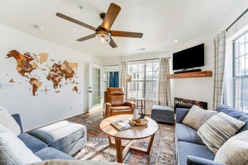 Branson Apartamento | Sunroom, Fireplace Lakefront Branson Condo