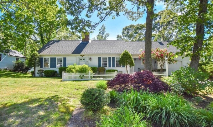 East Dennis Casa | Sunroom, Spacious Deck, 8 Mins to Mayflower Beach!