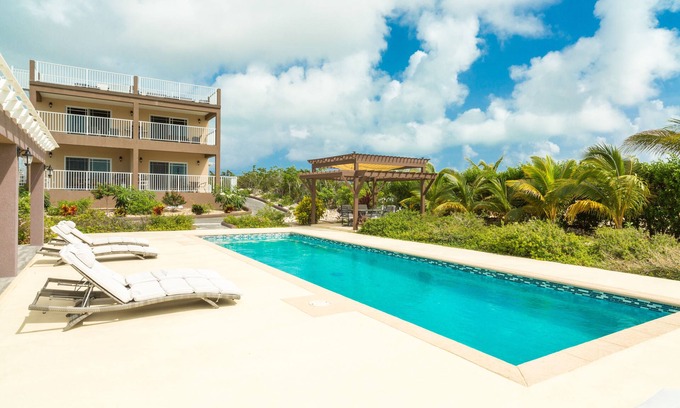 Long Bay Apartamento | Estudio junto a la piscina con un corto paseo de 2 minutos a la playa
