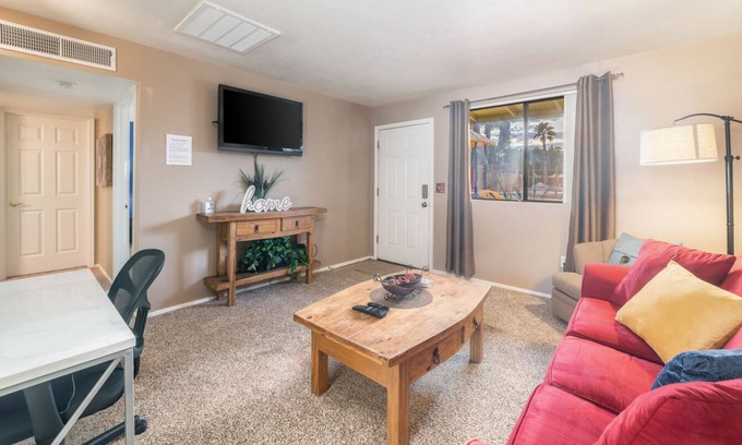Menlo Park Condominio | Sunset Adobe | 1BD ~ Gated, Pool, Patio, Laundry, Hiking, UofA, Menlo Park🏜️