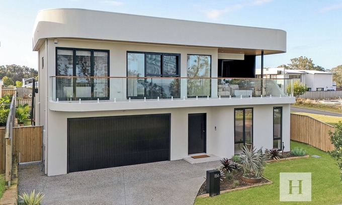 Morisset Park Casa | Sunset and Serenity Trinity - Luxury Lakefront Living with Relaxed Leisure