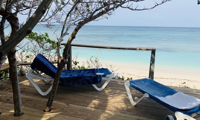 Governor's Harbour Apartamento | Sunset apartment at Casuarina Bay, beachfront with western sunset views
