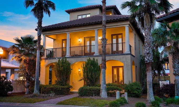 Emerald Waters Village Casa | Hermosa Casa de Vacaciones con Piscina Comunitaria en la Playa de Miramar!