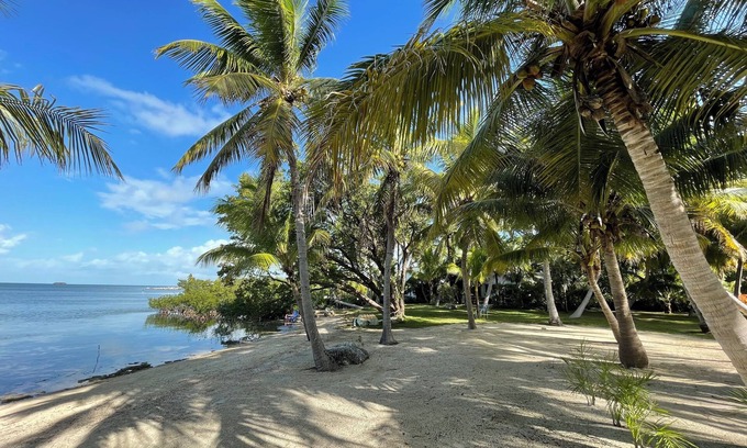 Monroe County Casa | Sunset Beach Hideaway *Private Beach* *Jacuzzi*