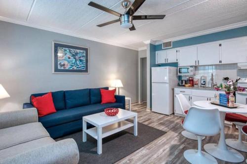 Madeira Beach Apartamento | Sunset Beach Suites #5 - Under New Management! Pet Friendly and Steps to the Beach!