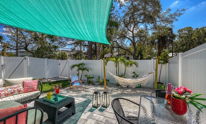 Bayou Oaks Casa | Sunset Casita near the Bay Indian Beach near Downtown Sarasota City Limits