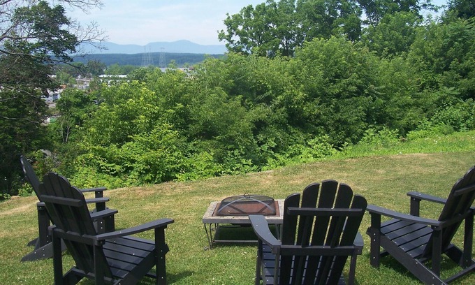 Hudson Cabaña | Sunset Cottage: 3 bedrooms, sleeps 6, views, pet friendly, firepit, media room!