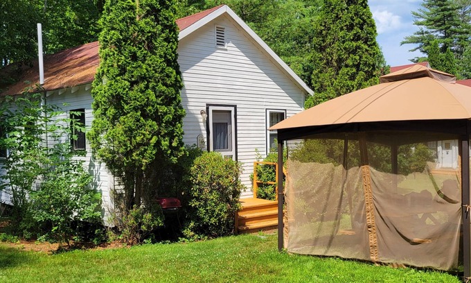 North Sebago Cabaña | Sunset Cottage-Private Beach-Pets Welcome - Round Table Lodge, Sebago, Maine