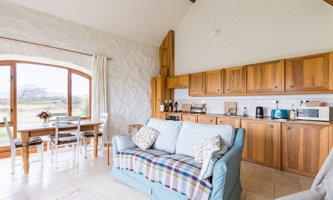 Goodwick Casa | Sunset Cottage - Two Bedroom House, Sleeps 4