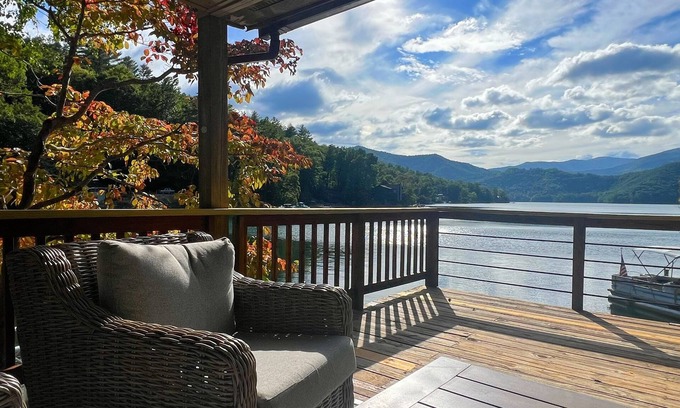 Robbinsville Cabina | Sunset Cove, a charming waterfront cabin with boat dock on Lake Santeetlah
