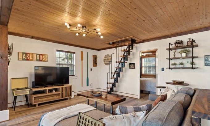 Eatonton Casa | Sunset Escape-Amazing Views! Sleeps 6, kayaks, paddle board + fire pit!