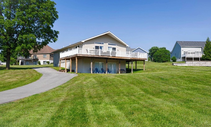 Romulus Casa | Sunset Escape: Stunning Seneca Lake Sunsets!