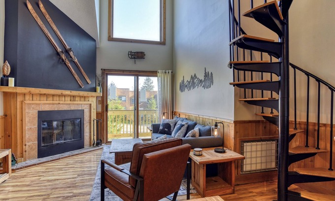 Snowshoe Condominio | Sunset facing slopeside condo! Walking distance to Village & pet friendly!