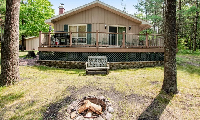 Nekoosa Casa | Sunset Getaway | Lake house in Nekoosa with wood-burning fireplace & grill