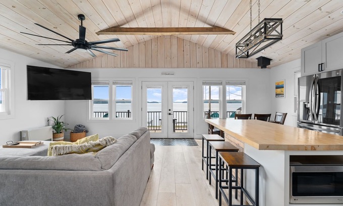 Colchester Casa | Sunset Getaway with Private Beach and Hot Tub