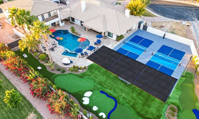 Mesa Casa | Sunset Greens - Golf Simulator, Putting Green, Gam