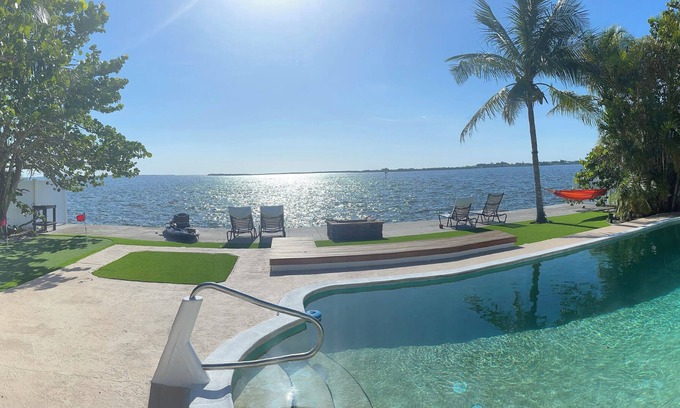 Bay Colony Casa | SUNSET HAVEN-AMAZING VIEWS-WATERFRONT POOL WITH PRIVACY-FISHING-PUTTING GREEN