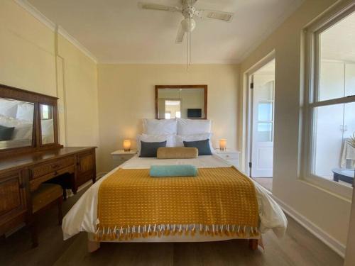 Capri Apartamento | Sunset Haven: Mountain Views & Office Space