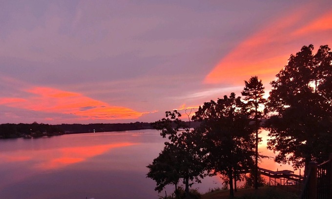 Centre Casa | "Sunset Hideaway" Lakefront Weiss Lake with large private dock - boats welcome!