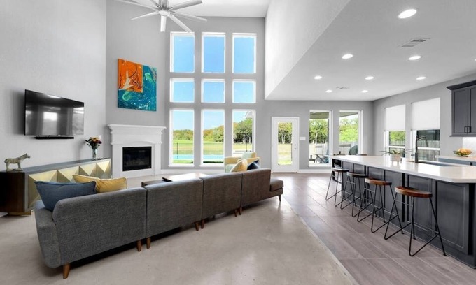 Shadow Glen Casa | Sunset Hits | Golf Course Views w/ Pool Hot Tub Gym Theatre - 20mins to DT ATX