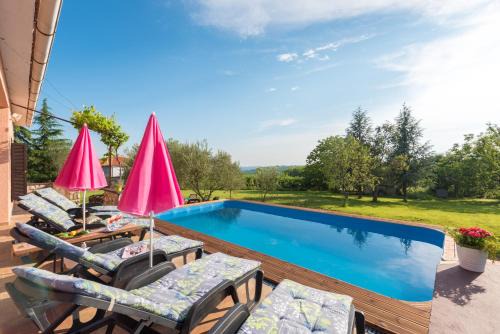Topid Casa | Sunset holiday home with pool and large, mature garden