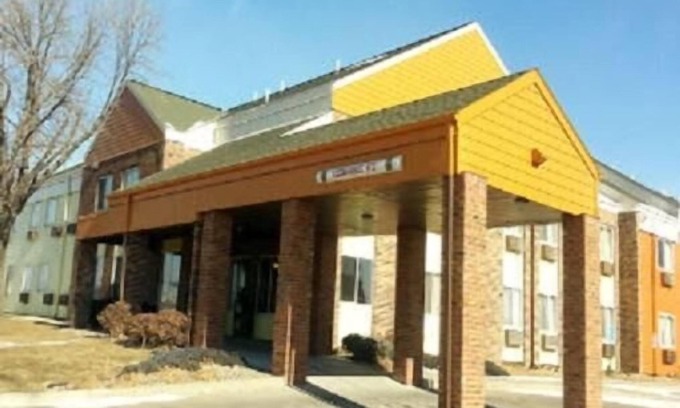 Highlands Hotel | Sunset Inn & Suites - Lincoln Airport