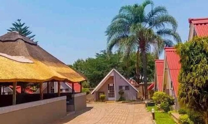 Livingstone Cabina | Sunset Junction Lodge & Tours