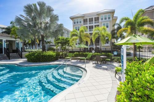 Whitney Beach Apartamento | Sunset Margarita - Luxury Condo Lanai Pool Beach Gear Bikes Dogs OK 5 Mins to Gulf Beaches