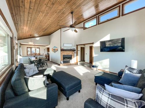 Northeast Colorado Springs Casa | Sunset Mesa Hideaway hot tub new renovation