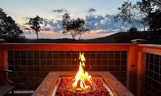 Wolf Laurel Cabina | Sunset Mtn View*Hot Tub*Pickleball*Pool*Fire Pit*Game Rm*Massage Chair*Hiking