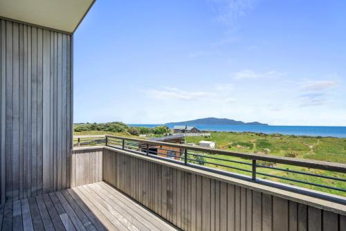 Peka Peka Casa | Sunset Over Kapiti - Waikanae Holiday Home
