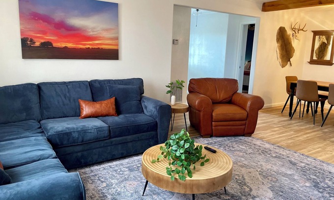 Shiner Casa | Sunset Over Shiner - Beautiful Country Views! 3 miles to brewery