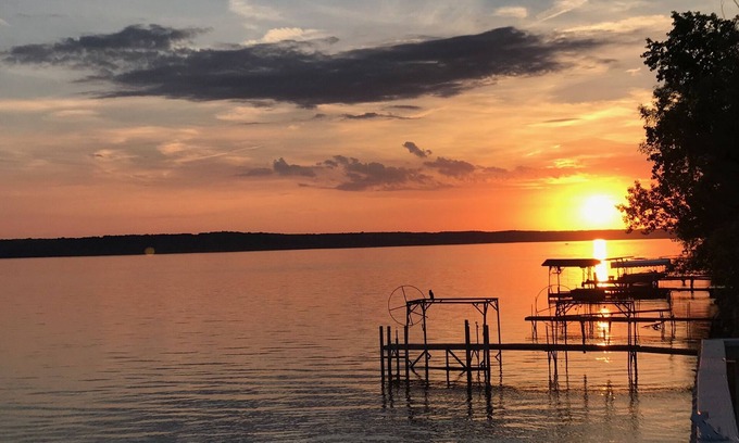 Town of Ledyard Cabaña | Cayuga Lake: cabaña frente al lago con muelle, elevadores de botes y amplio estacionamiento
