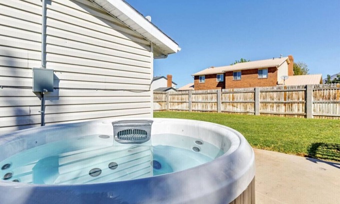Orem Casa | Sunset Paradise Retreat | 2 Hot Tubs | 2 Houses