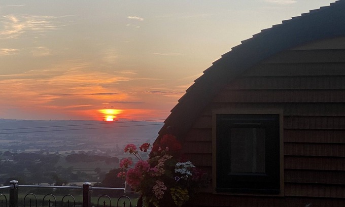 Snailbeach Cabaña | SOL HOLIDAY POD, pet friendly, with a garden in Minsterley