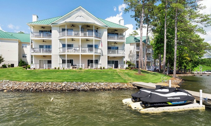 Dadeville Condominio | Sunset Point on Lake Martin. Fantastic Views! Great for families!