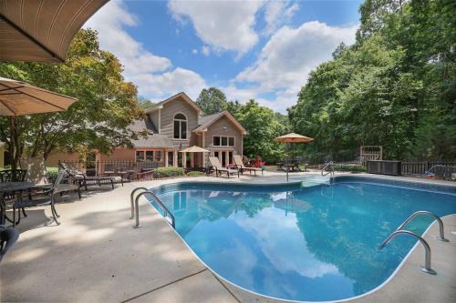 North Garrett Road Casa | Sunset Point Pool House Close to Duke University