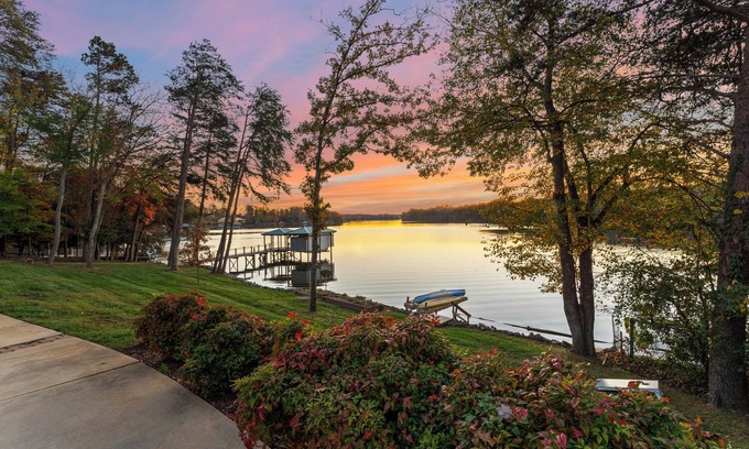 Troutman Casa | Sunset Pointe by AvantStay | Waterfront, Beach, Fire Pit | Sleeps 14 | 5BDR 4BA