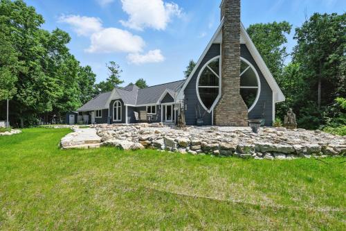 Sturgeon Bay Casa | Sunset Retreat by Simple Life Rentals