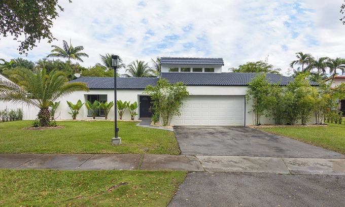 Sunset Casa | Sunset Retreat - Spacious 5-bedroom house with POOL in awesome Miami