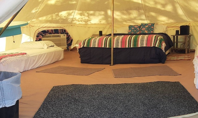 Spring Branch Alquiler De RV | Sunset Ridge Glamp Tent Queen Bed, 2 cots, AC and Electric