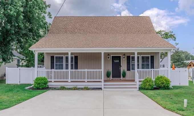 Villas Casa | Sunset Sands - Bayside Home in Villas.﻿ This cozy, modern bayside home in Villas, NJ is perfect for families and friends. Just 2½ blocks from the peaceful Delaware Bay beach.