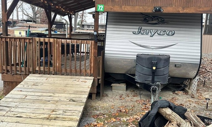 Dandridge Alquiler De RV | Sunset Seeker is a cozy camper with a beautiful view of Lake Douglas!